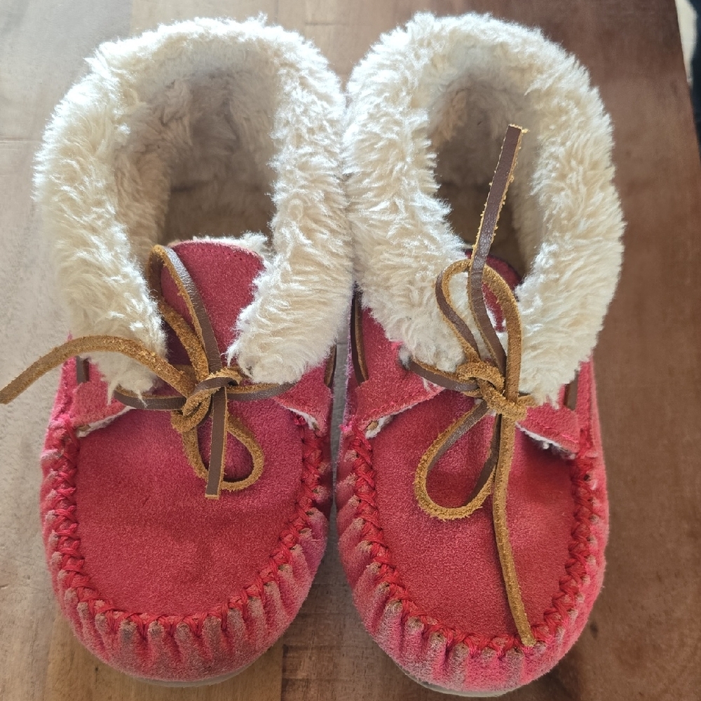 Minnetonka Red and Cream Kids Slippers
